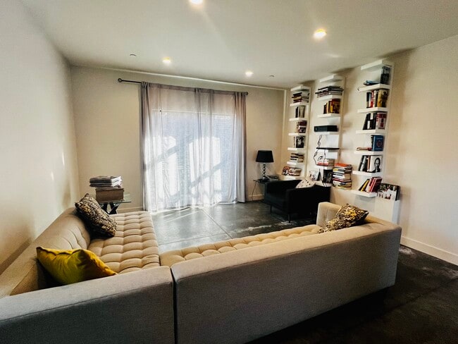 Building Photo - 4610 E 4th St