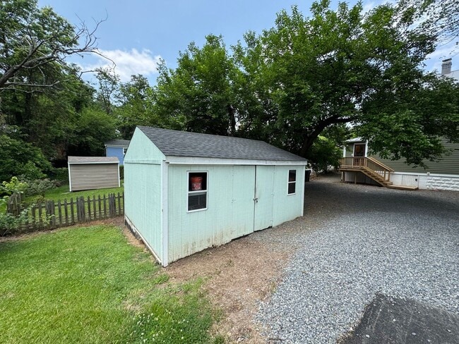 Building Photo - Charming 2 Bed 1.5 Bath Single Family Home...