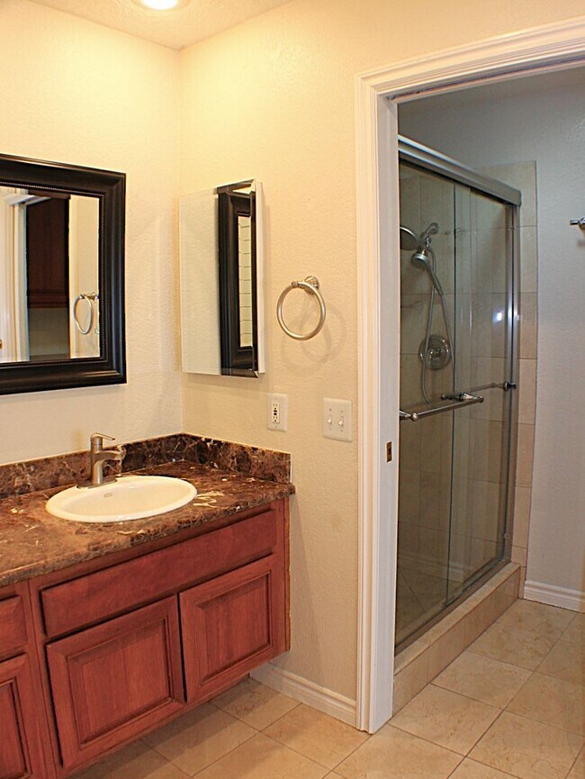 Building Photo - Stunning 3 bed, 2 bath Townhome for Rent.