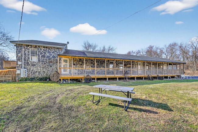 Building Photo - 443 Clove Rd