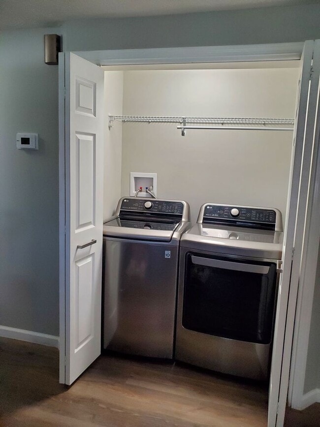 Building Photo - 3 Bedroom home with fenced in backyard and...