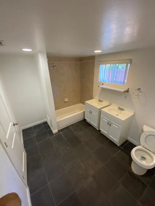 Building Photo - Central costa Mesa 5 bdrm home