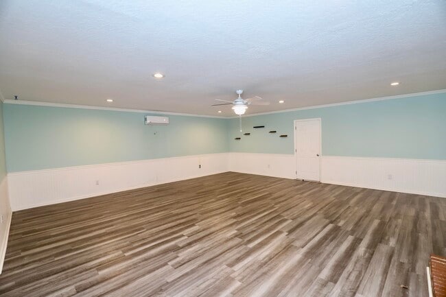 Building Photo - 807 N Guignard Dr
