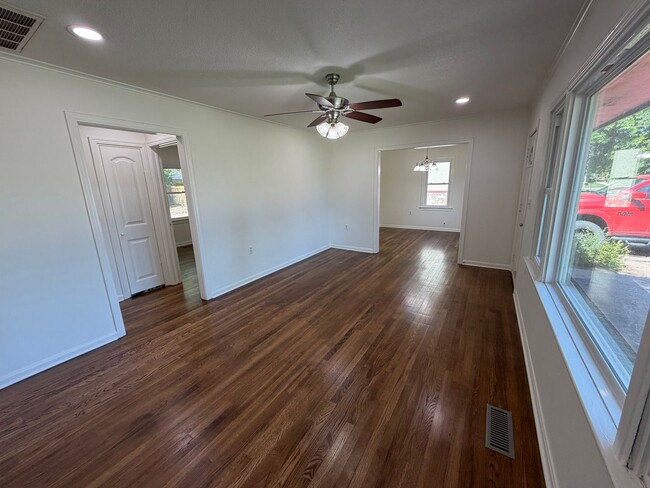 Building Photo - Bright, Updated 3 Bedroom Home with Modern Finishes