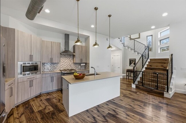 Building Photo - 1405 Camelot Cir