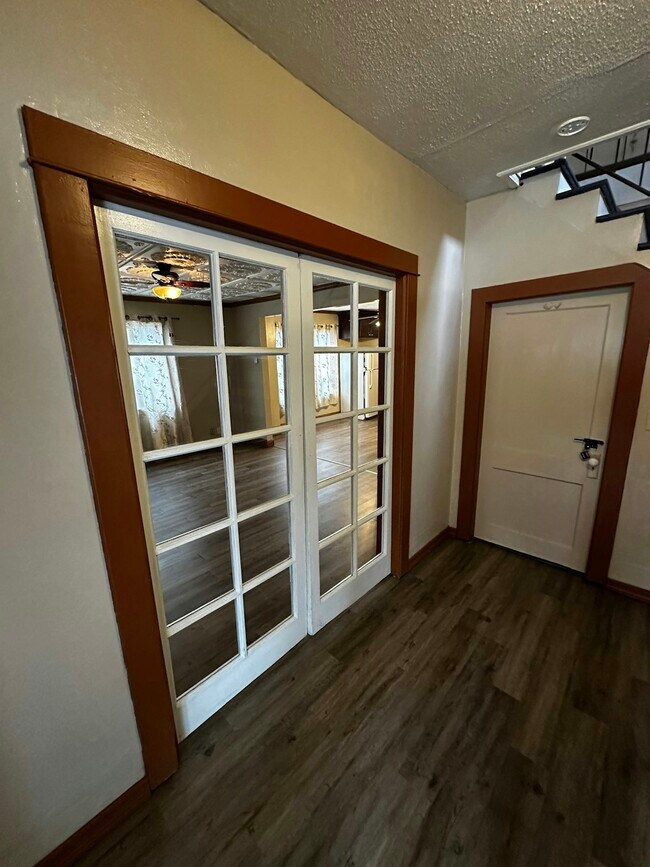 Building Photo - 240 E Main St