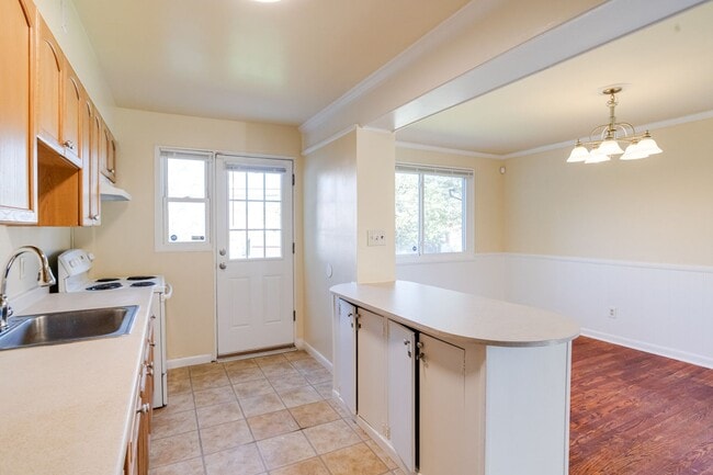 Building Photo - Charming End-Unit Townhome