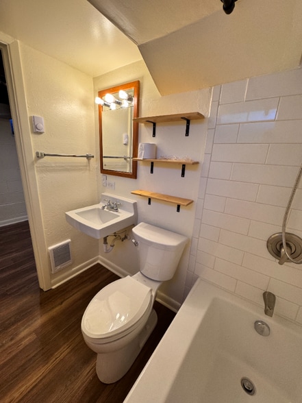 Building Photo - 607 Hollins Ave