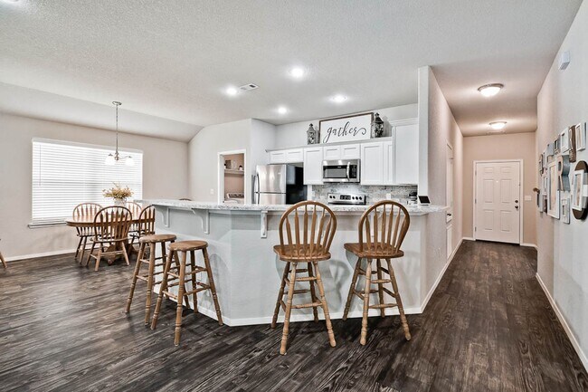 Building Photo - Beautiful + Well-Maintained Home in Benton...