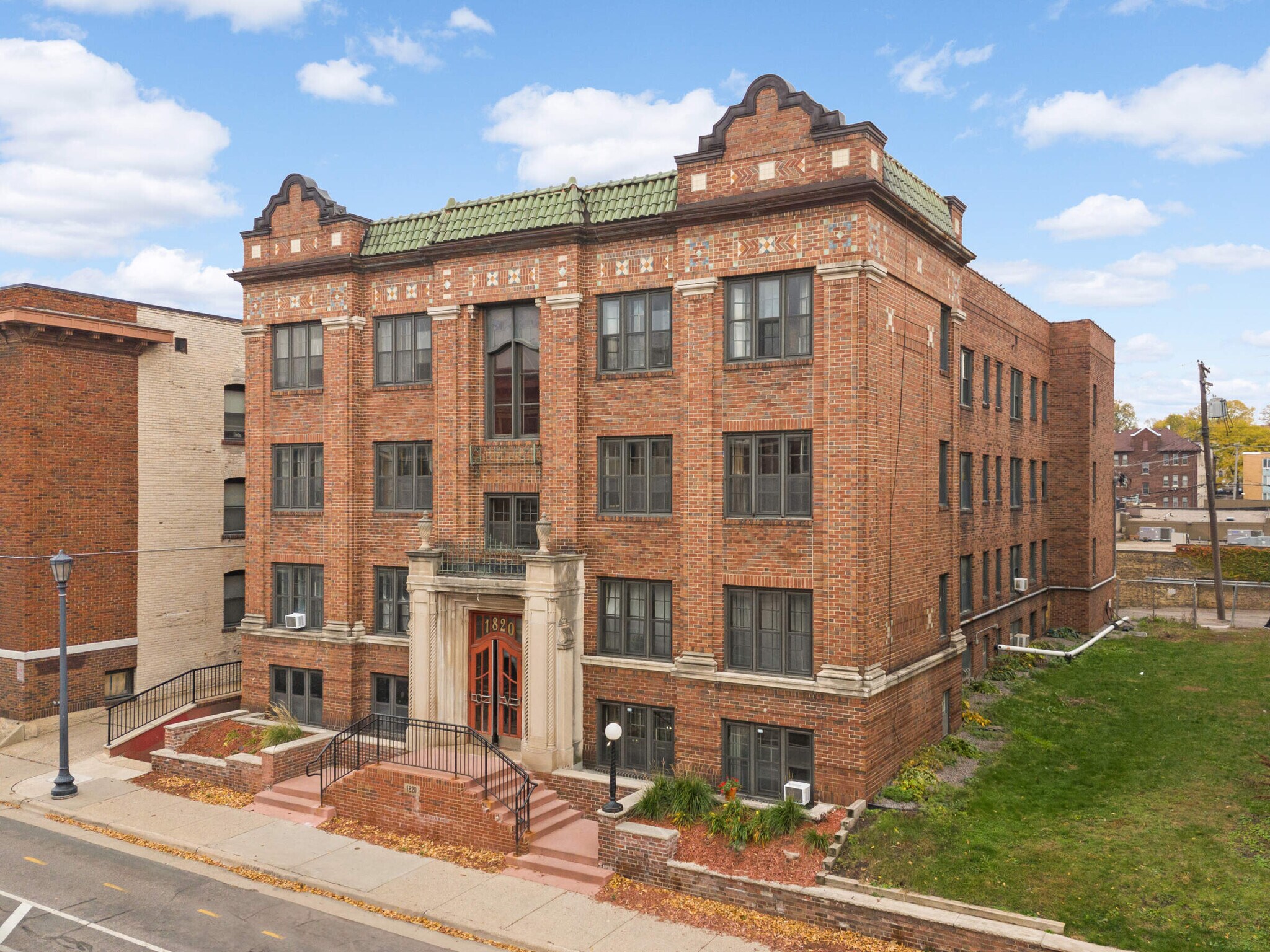 Building Photo - 1820 1st Ave S