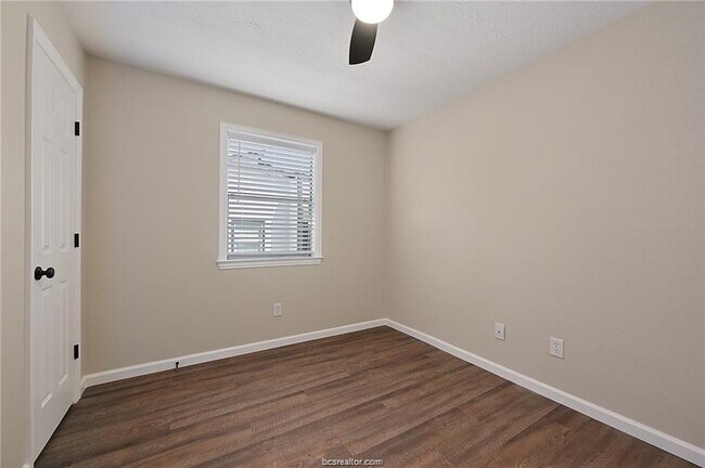 Building Photo - 403 Manuel Dr