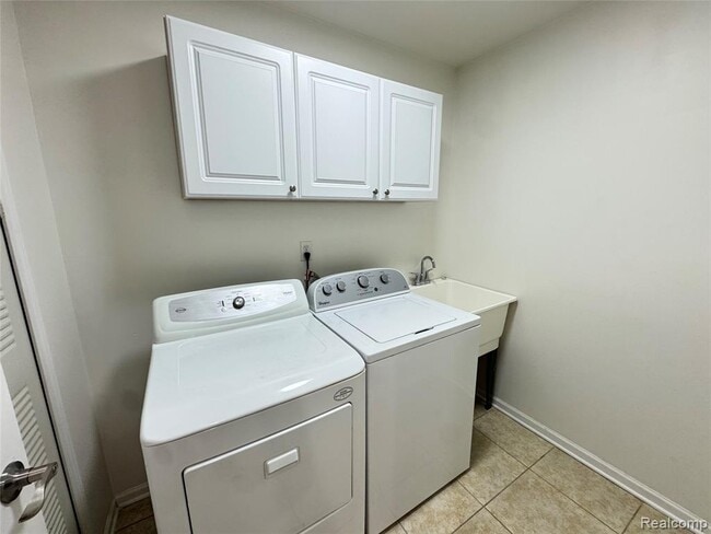 Building Photo - 5472 Pine Aires Dr