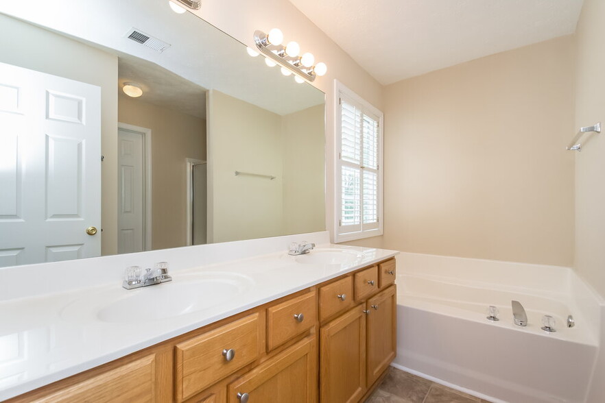 Building Photo - 169 Weatherstone Dr