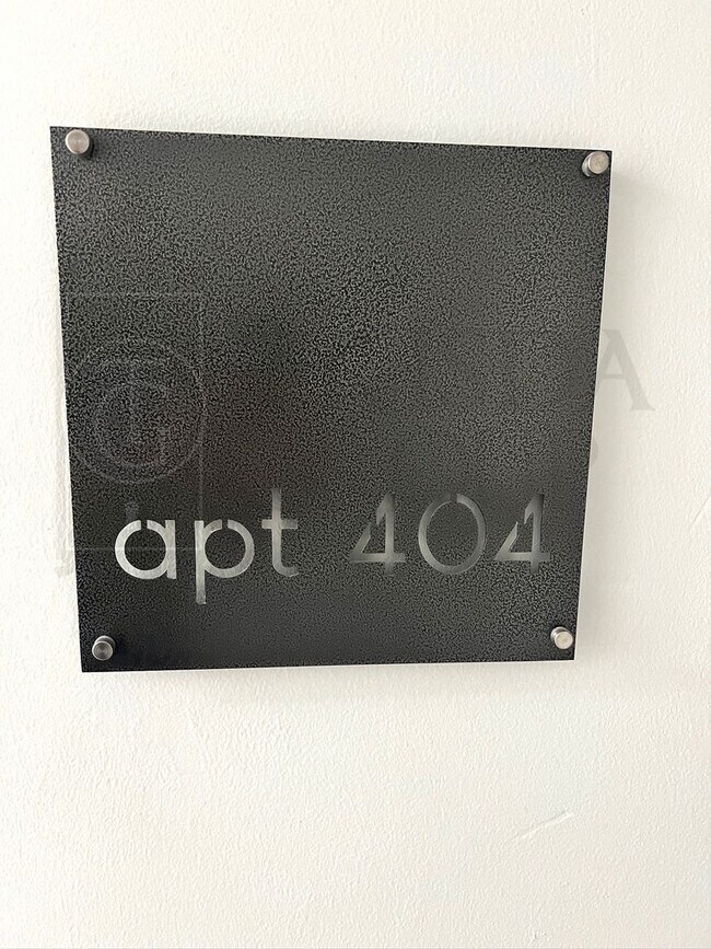 Building Photo - Move In Ready! North Hills School District, Parking, Updated 2 BR, Quartz Countertops, AC, Laundr...