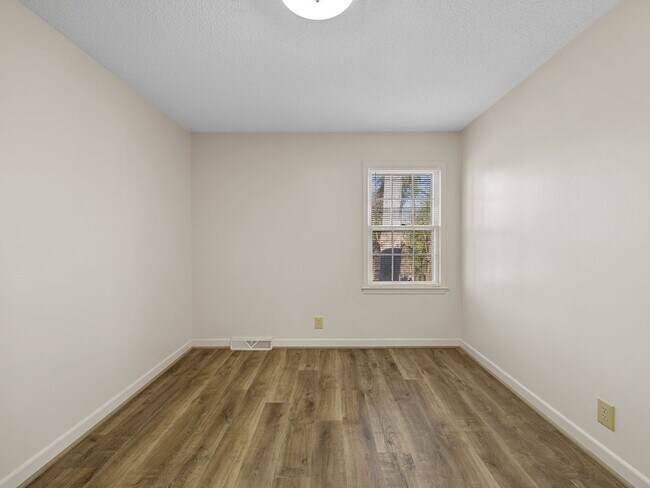 Building Photo - 400A Taylor Rd