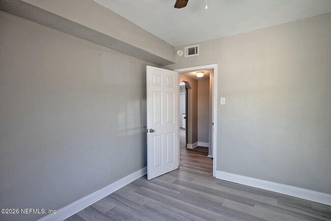 Building Photo - 2036 W 11th St