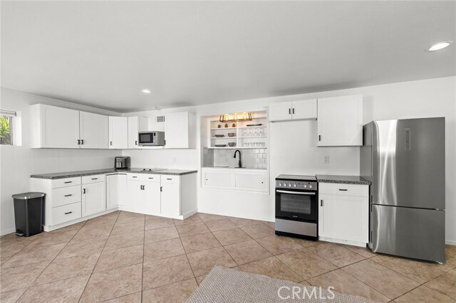 Building Photo - 2120 Temple Hills Dr