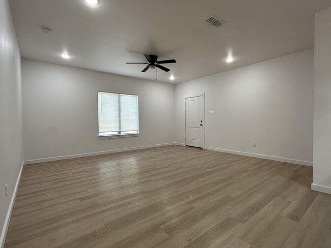 Building Photo - 5703 Kemper St