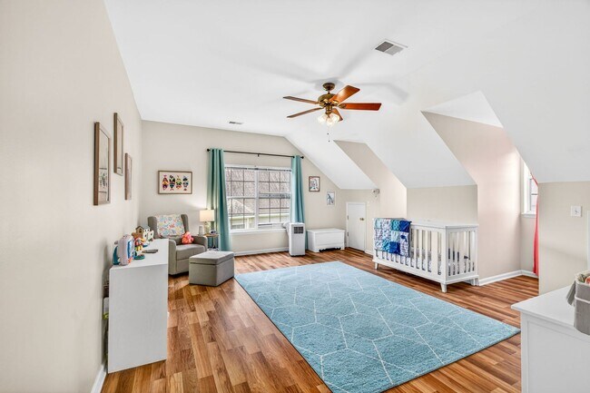 Building Photo - Spacious Living in the Heart of Whitehall