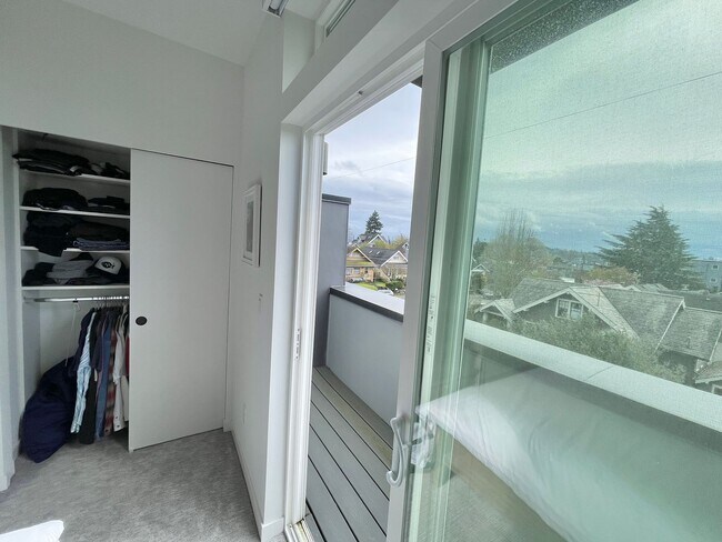 Building Photo - 4-Star Green Built 3-bed, 2 bath Modern Townhome with Views!