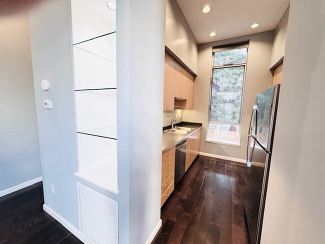 Building Photo - Wonderful Try-level condo near Pleasant Hill Bart-Iron Horse Ln. Walnut Creek