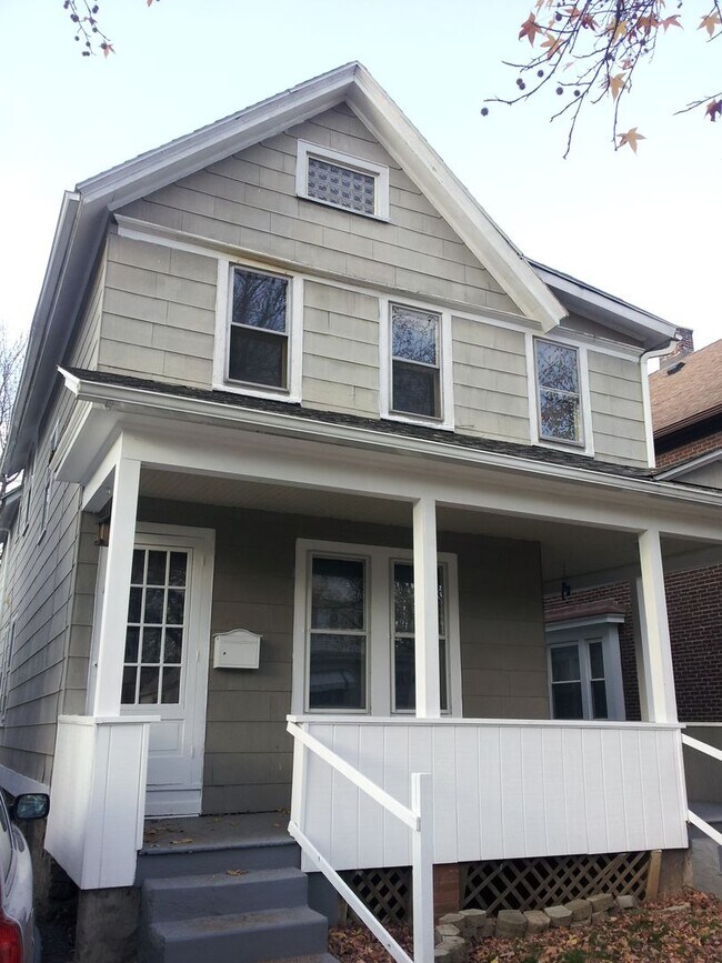 Building Photo - 2 Bedroom 2nd Floor Apartment South Wedge ...
