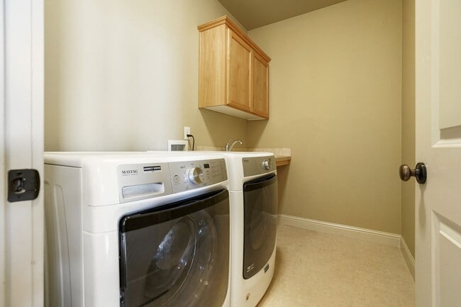 Building Photo - Spacious 4 bed, 3 bath home with sprawling views in West Salem