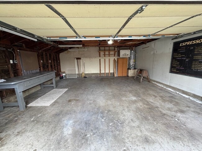 Building Photo - 3 bedroom home in Lakewood available now