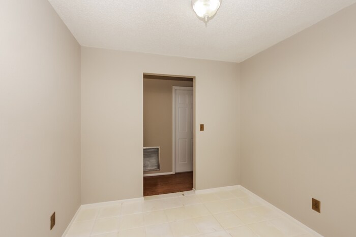 Building Photo - 5946 Stringfellow Rd