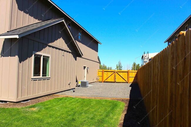 Building Photo - 3 BR home in Northwest Redmond w/ Mountain Views
