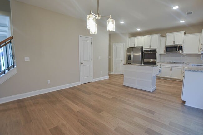 Building Photo - Fantastic Four Bedroom with Bonus!