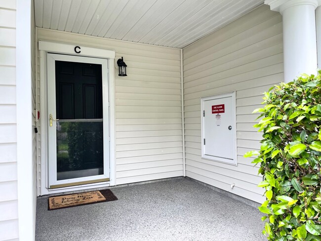 Building Photo - Spacious 2 Bed 2.5 Bath Townhome Style Con...