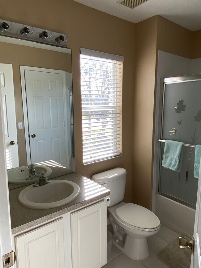 Building Photo - Fully Furnished Town House 3 Bedroom/2.5 B...