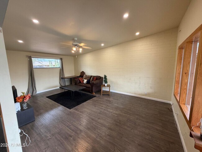 Building Photo - 717 E Granada Dr