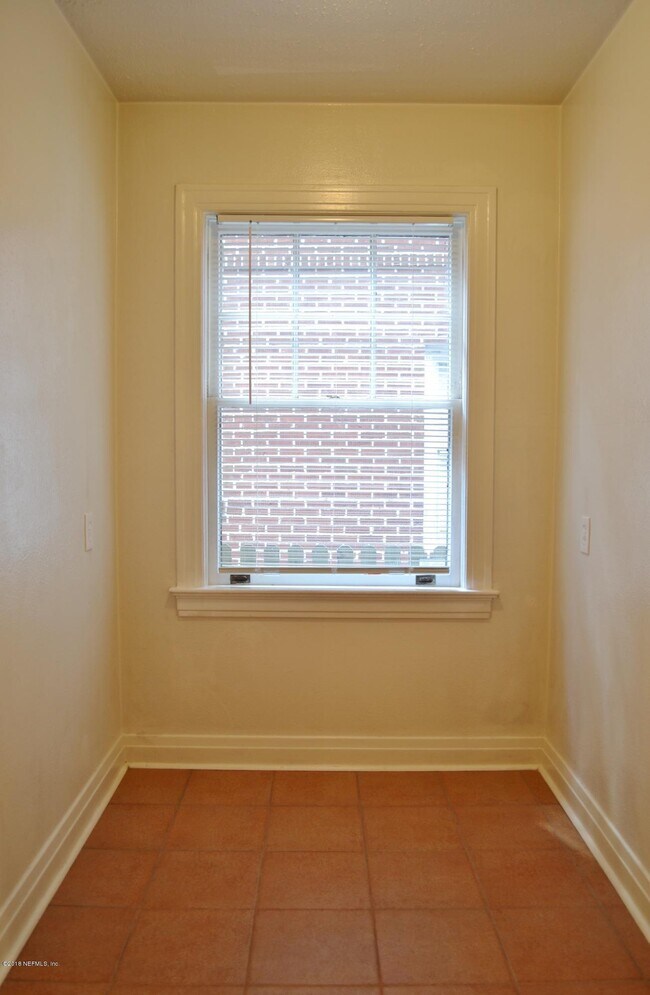 Building Photo - 2559 Dellwood Ave