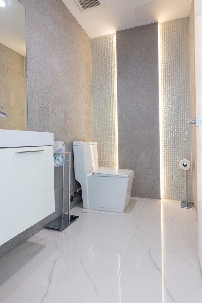 Building Photo - 9007 NE 10th Ave