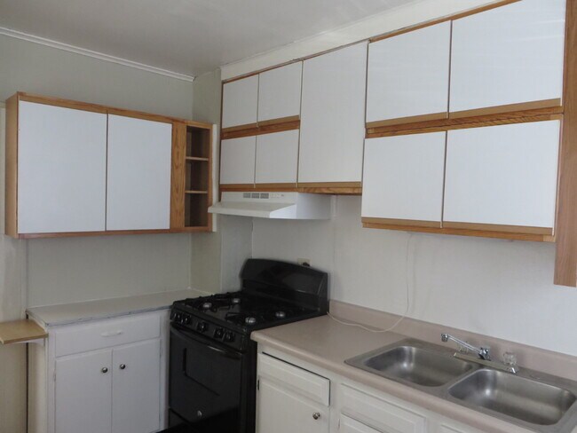 Building Photo - 1002 E 17th St