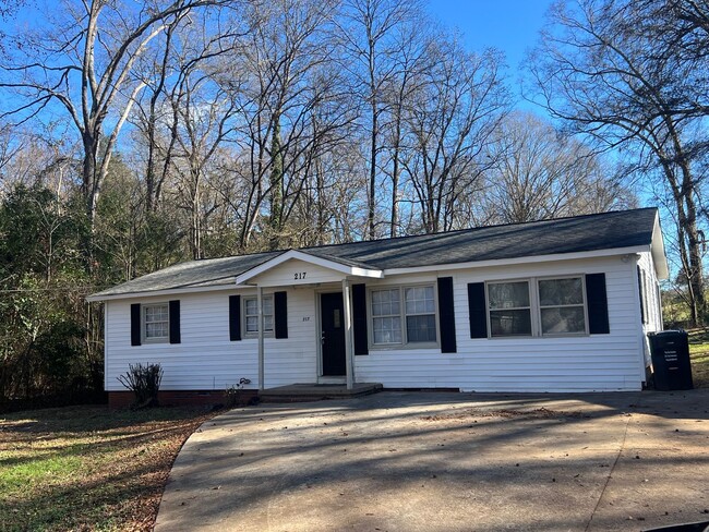 Building Photo - Adorable 4 bedroom 2 bath home Located in ...