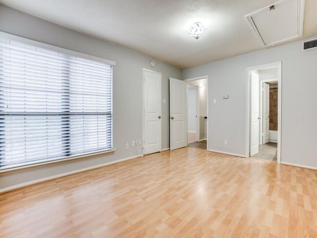 Building Photo - 2 Bedroom Townhome by SMU with a Pool!