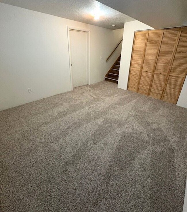 Building Photo - 3 Bedroom / 2 Bath Home in Kearns!