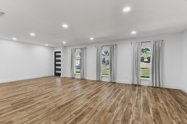 Building Photo - 219 Lakeview Dr