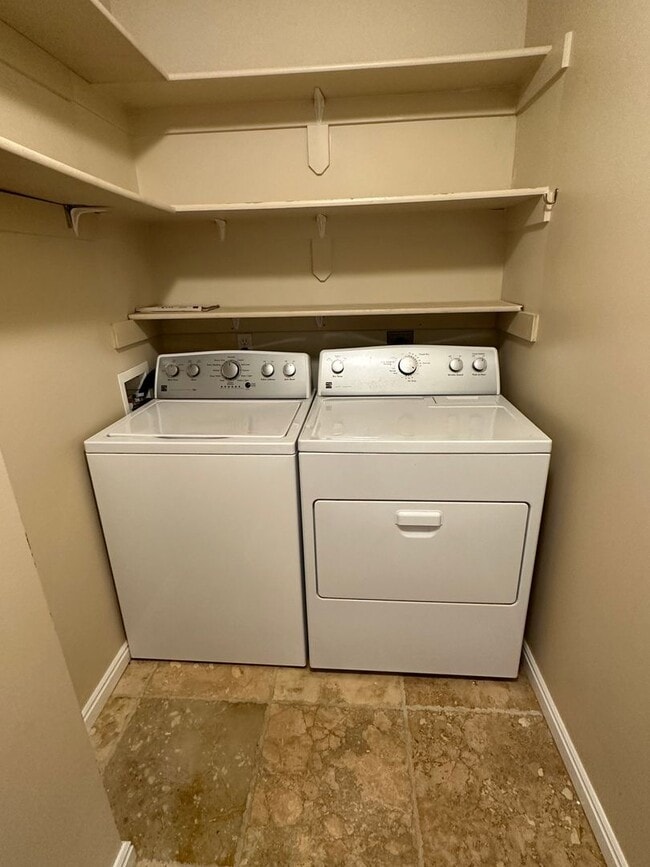 Building Photo - BRENTWOOD CONDO 2 Bed 1 Bath with Optix in...
