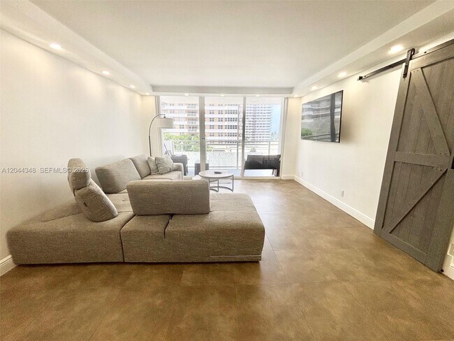 Building Photo - 2030 S Ocean Dr