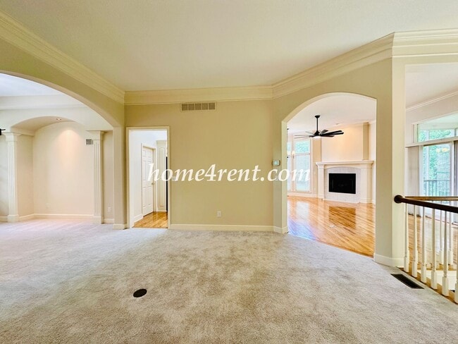 Building Photo - Exceptional 1.5 Story Home in the Prestigious Loch Lloyd Community!
