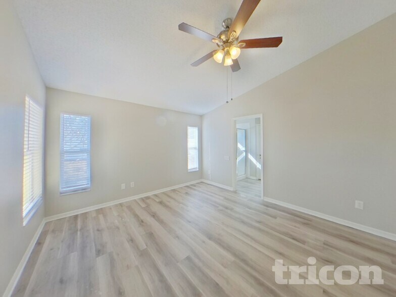 Building Photo - 217 Lakeway Ln