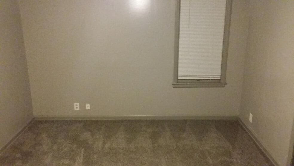 Building Photo - 1417 W Short Ave