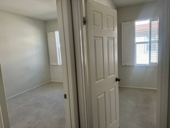 Building Photo - ONE MONTH FREE RENT! Beautiful 4 bedroom, ...