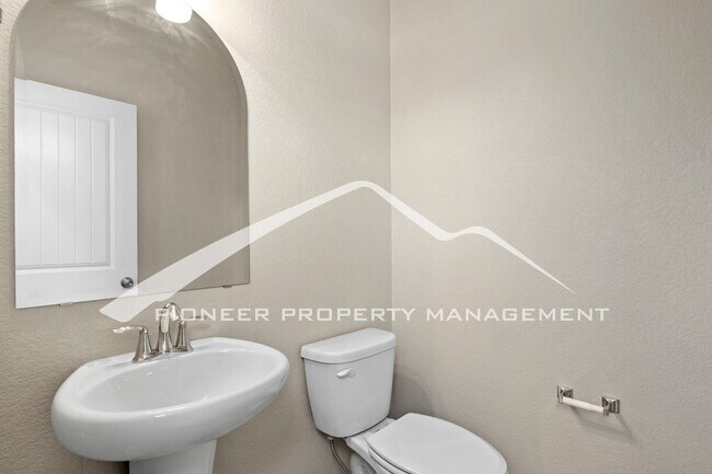 Building Photo - Beautiful 4-Bedroom Home with Mountain Vie...