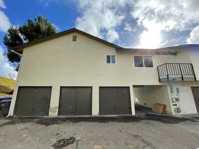 Building Photo - Charming 2BR/1BA -  Newer Kitchen, Bathroo...