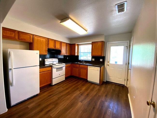 Building Photo - *Move in Special* 2 Bedroom / 1 Bath **Cozy Unit in Pleasanton** w/ Covered Carport! *Refrigerato...